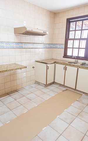 Casa à venda com 300m², 6 quartos e 4 vagas Casa à venda com 300m², 6 quartos e 4 vagasCozinha