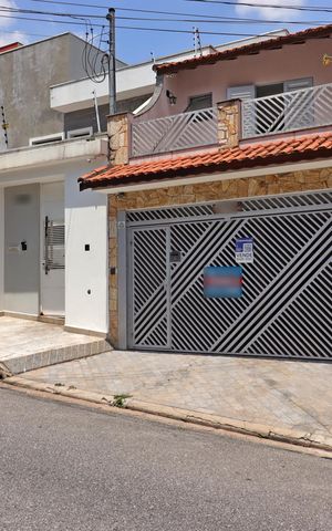 Casa à venda com 221m², 3 quartos e 2 vagasFachada