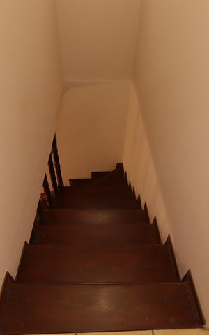 Casa à venda com 221m², 3 quartos e 2 vagasEscada