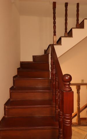 Casa à venda com 221m², 3 quartos e 2 vagasEscada