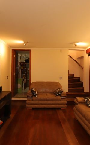Casa à venda com 221m², 3 quartos e 2 vagasSala de TV