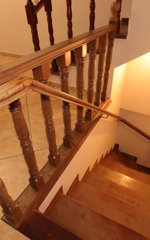 Casa à venda com 221m², 3 quartos e 2 vagasEscada