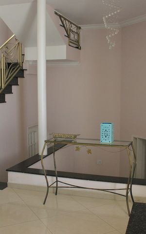 Casa à venda com 306m², 5 quartos e 3 vagasSala