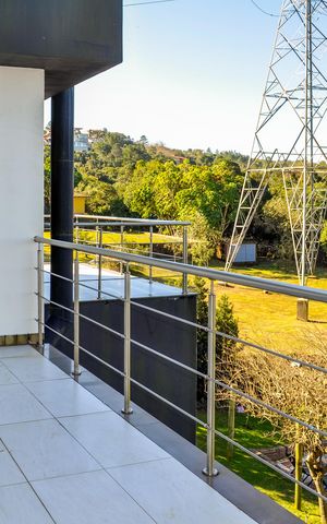 Casa de condomínio à venda com 490m², 5 quartos e 4 vagas Casa de condomínio à venda com 490m², 5 quartos e 4 vagasVaranda da Suíte 1