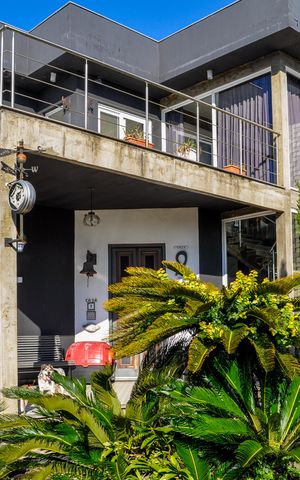 Casa de condomínio à venda com 490m², 5 quartos e 4 vagas Casa de condomínio à venda com 490m², 5 quartos e 4 vagasFachada