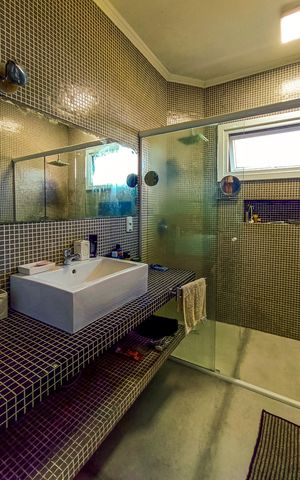 Casa de condomínio à venda com 490m², 5 quartos e 4 vagas Casa de condomínio à venda com 490m², 5 quartos e 4 vagasBanheiro da Suíte 1