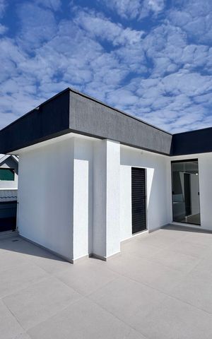 Casa de condomínio à venda com 420m², 4 quartos e 4 vagas Casa de condomínio à venda com 420m², 4 quartos e 4 vagasTerraço