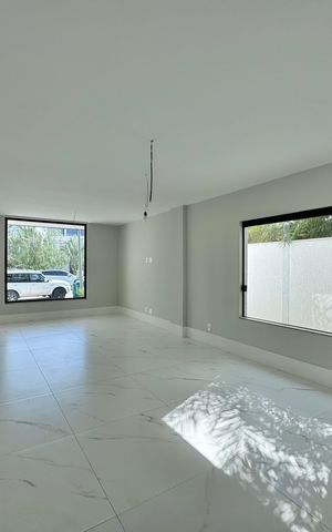 Casa de condomínio à venda com 420m², 4 quartos e 4 vagas Casa de condomínio à venda com 420m², 4 quartos e 4 vagasSala