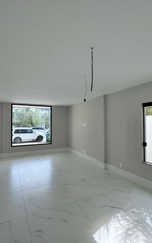 Casa de condomínio à venda com 420m², 4 quartos e 4 vagas Casa de condomínio à venda com 420m², 4 quartos e 4 vagasSala