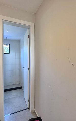 Casa de condomínio à venda com 420m², 4 quartos e 4 vagas Casa de condomínio à venda com 420m², 4 quartos e 4 vagasÁrea de Serviço - Quarto