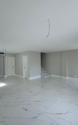 Casa de condomínio à venda com 420m², 4 quartos e 4 vagas Casa de condomínio à venda com 420m², 4 quartos e 4 vagasSala