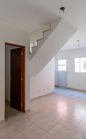 Casa de condomínio à venda com 75m², 2 quartos e 2 vagas Casa de condomínio à venda com 75m², 2 quartos e 2 vagasSala