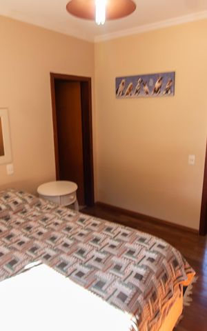 Casa de condomínio para alugar com 283m², 3 quartos e 10 vagasSuíte