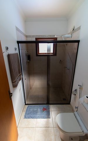 Casa de condomínio para alugar com 283m², 3 quartos e 10 vagasBanheiro da Suíte