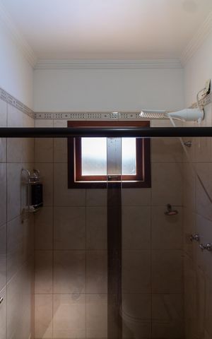 Casa de condomínio para alugar com 283m², 3 quartos e 10 vagasBanheiro da Suíte