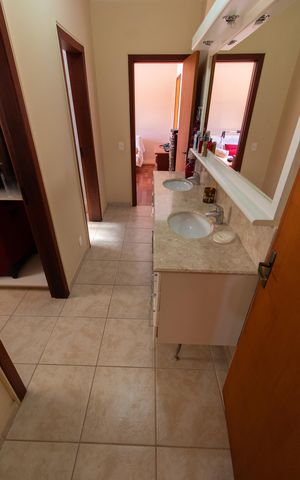 Casa de condomínio para alugar com 283m², 3 quartos e 10 vagasBanheiro da Suíte