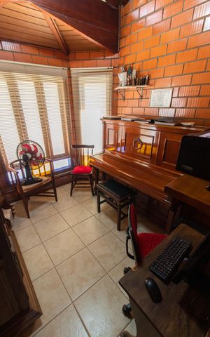 Casa de condomínio para alugar com 283m², 3 quartos e 10 vagasEscritório