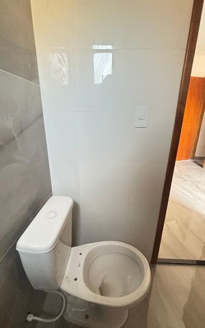 Casa à venda com 70m², 2 quartos e 2 vagas Casa à venda com 70m², 2 quartos e 2 vagasBanheiro da Suíte 1