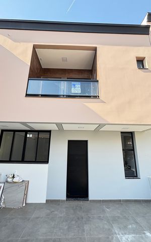 Casa à venda com 70m², 2 quartos e 2 vagas Casa à venda com 70m², 2 quartos e 2 vagasFachada