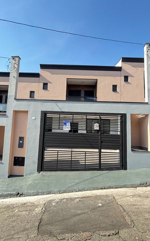 Casa à venda com 70m², 2 quartos e 2 vagas Casa à venda com 70m², 2 quartos e 2 vagasFachada