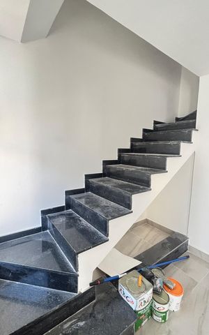 Casa à venda com 70m², 2 quartos e 2 vagas Casa à venda com 70m², 2 quartos e 2 vagasEscada