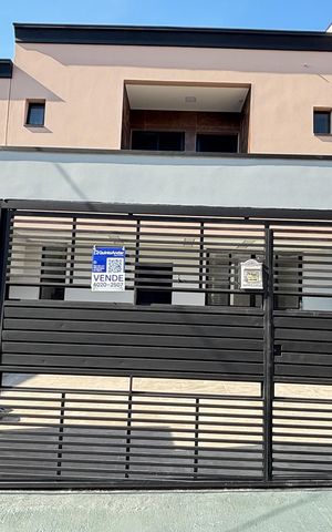 Casa à venda com 70m², 2 quartos e 2 vagas Casa à venda com 70m², 2 quartos e 2 vagasFachada
