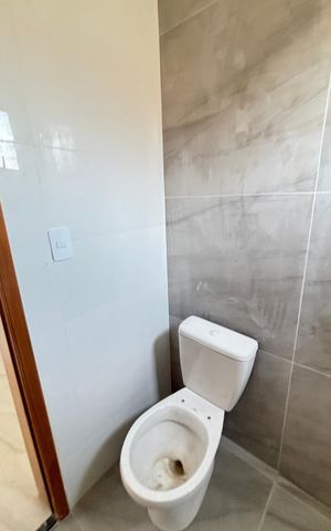 Casa à venda com 70m², 2 quartos e 2 vagas Casa à venda com 70m², 2 quartos e 2 vagasBanheiro da Suíte 2