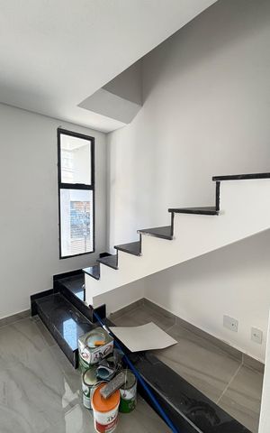 Casa à venda com 70m², 2 quartos e 2 vagas Casa à venda com 70m², 2 quartos e 2 vagasEscada