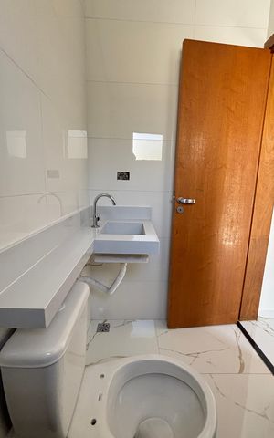 Casa à venda com 95m², 3 quartos e 2 vagas Casa à venda com 95m², 3 quartos e 2 vagasBanheiro da Suíte