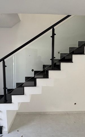 Casa à venda com 95m², 3 quartos e 2 vagas Casa à venda com 95m², 3 quartos e 2 vagasEscada