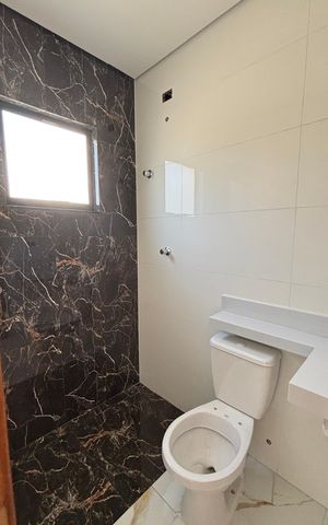 Casa à venda com 95m², 3 quartos e 2 vagas Casa à venda com 95m², 3 quartos e 2 vagasBanheiro da Suíte
