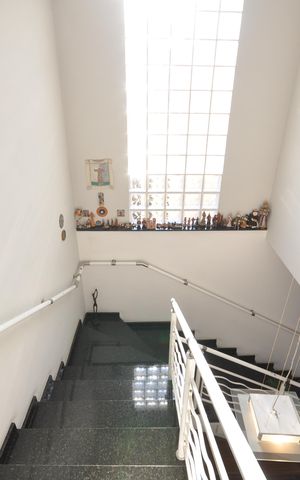 Casa à venda com 300m², 3 quartos e 2 vagasEscada