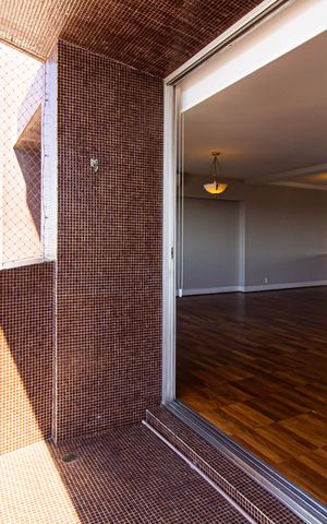 Apartamento à venda com 198m², 3 quartos e 2 vagas Apartamento à venda com 198m², 3 quartos e 2 vagasVaranda