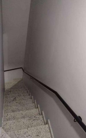 Casa à venda com 130m², 2 quartos e 3 vagas Casa à venda com 130m², 2 quartos e 3 vagasEscada