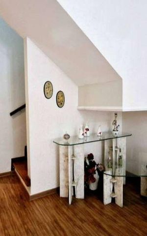 Casa à venda com 200m², 3 quartos e 2 vagas Casa à venda com 200m², 3 quartos e 2 vagasSala