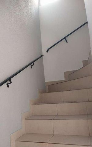 Casa à venda com 130m², 2 quartos e 2 vagasEscada
