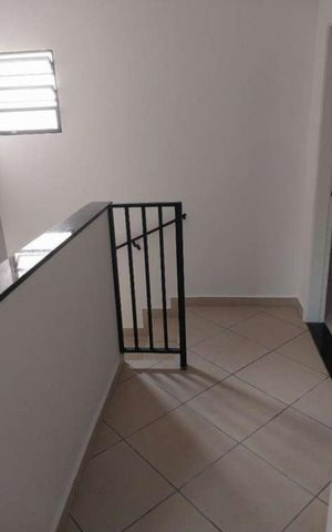 Casa à venda com 130m², 2 quartos e 2 vagasEscada