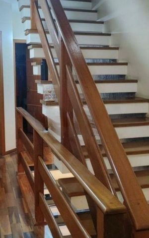 Casa à venda com 270m², 3 quartos e 3 vagas Casa à venda com 270m², 3 quartos e 3 vagasEscada