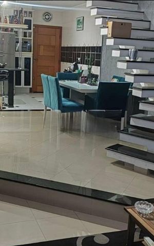 Casa à venda com 270m², 3 quartos e 3 vagas Casa à venda com 270m², 3 quartos e 3 vagasSala