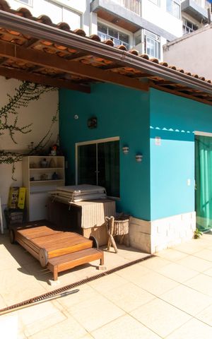 Casa de condomínio à venda com 567m², 4 quartos e 3 vagas Casa de condomínio à venda com 567m², 4 quartos e 3 vagasÁrea externa