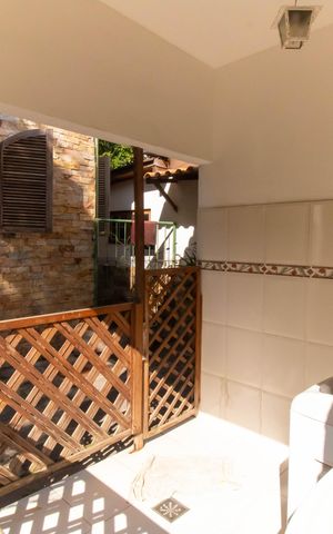 Casa de condomínio à venda com 567m², 4 quartos e 3 vagas Casa de condomínio à venda com 567m², 4 quartos e 3 vagasÁrea de Serviço