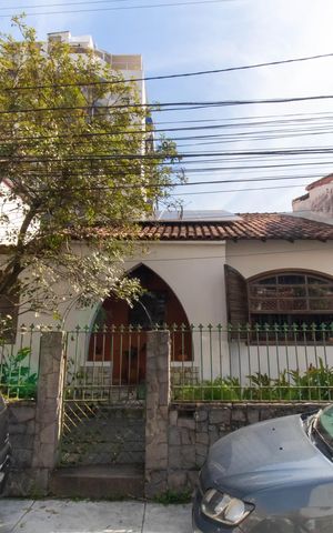 Casa de condomínio à venda com 567m², 4 quartos e 3 vagas Casa de condomínio à venda com 567m², 4 quartos e 3 vagasFachada