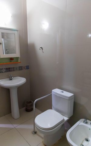 Casa de condomínio à venda com 567m², 4 quartos e 3 vagas Casa de condomínio à venda com 567m², 4 quartos e 3 vagasBanheiro Social