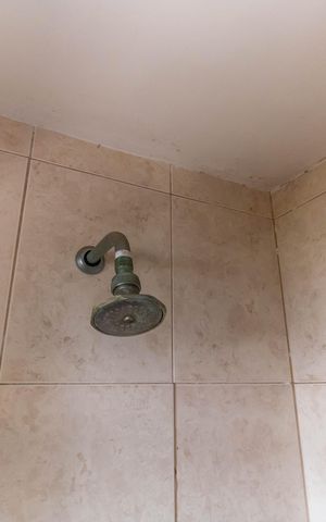 Casa de condomínio à venda com 567m², 4 quartos e 3 vagas Casa de condomínio à venda com 567m², 4 quartos e 3 vagasChuveiro