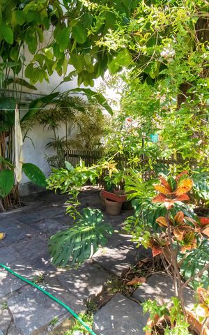 Casa de condomínio à venda com 567m², 4 quartos e 3 vagas Casa de condomínio à venda com 567m², 4 quartos e 3 vagasÁrea externa