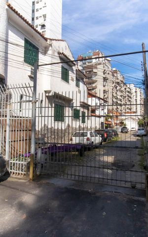 Casa de condomínio à venda com 567m², 4 quartos e 3 vagas Casa de condomínio à venda com 567m², 4 quartos e 3 vagasFachada