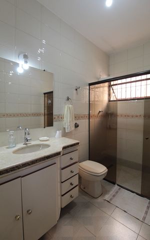 Casa à venda com 172m², 3 quartos e 4 vagasBanheiro da Suite