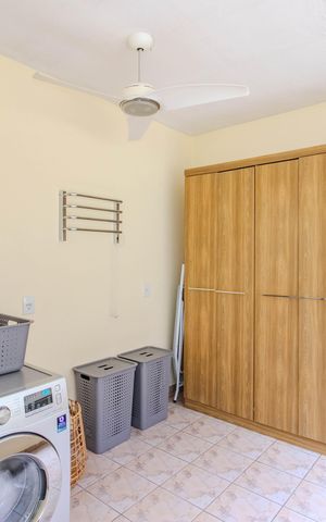 Casa à venda com 340m², 3 quartos e 2 vagas Casa à venda com 340m², 3 quartos e 2 vagasÁrea de Serviço