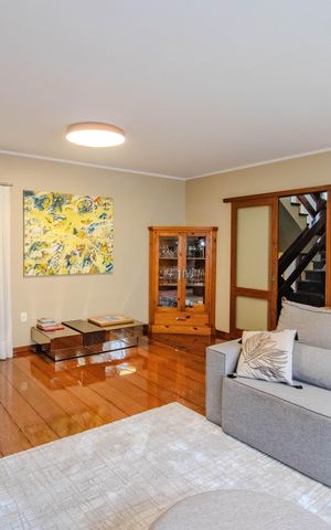 Casa à venda com 340m², 3 quartos e 2 vagas Casa à venda com 340m², 3 quartos e 2 vagasSala