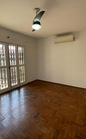 Casa à venda com 199m², 4 quartos e 4 vagas Casa à venda com 199m², 4 quartos e 4 vagasQuarto 3